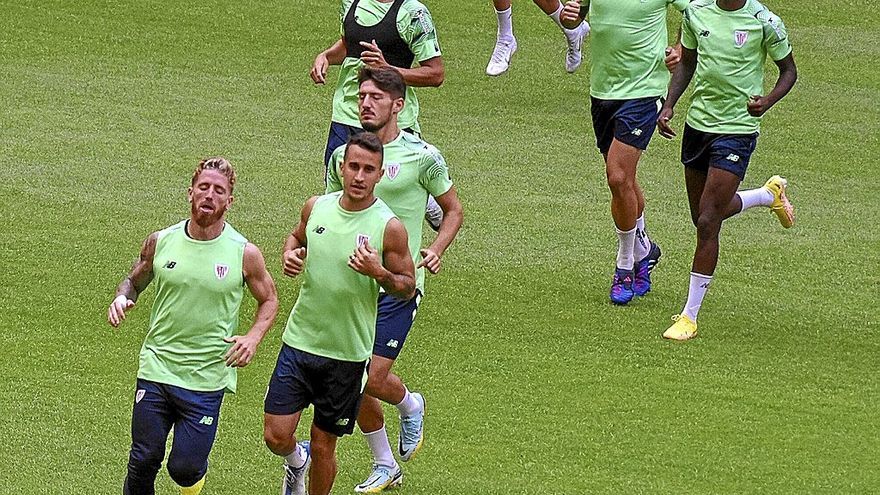 Iker Muniain, en el entrenamiento llevado a cabo por el Athletic ayer en San Mamés.