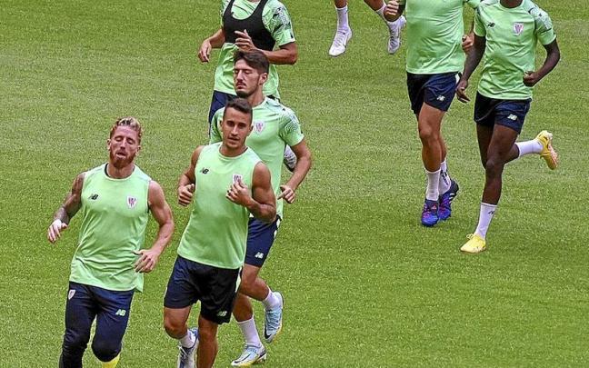 Iker Muniain, en el entrenamiento llevado a cabo por el Athletic ayer en San Mamés.