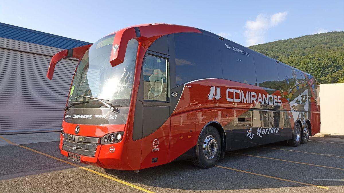 El autobús en el que va a viajar el Mirándes, que milita en Segunda División.