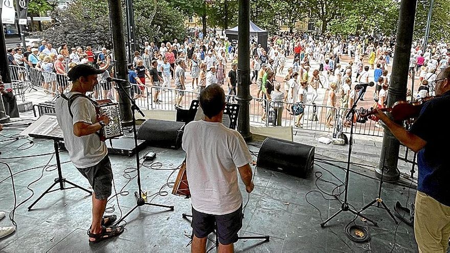Bailes populares tradicionales y al ‘agarrao’ en el Boulevard