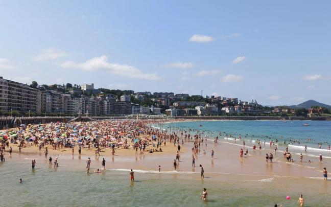 Sol en la playa de La Concha de Donostia-San Sebastián. Sol en la playa de La Concha de Donostia-San Sebastián.