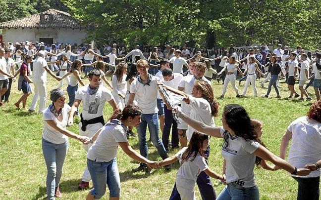 El primer ‘zortziko’ lo encabezaron los quintos y quintas de este año.