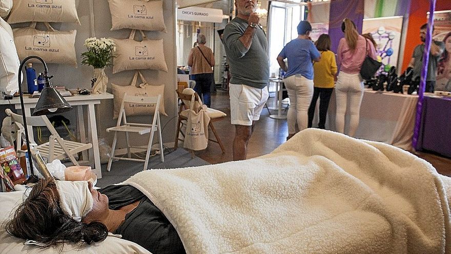 Una mujer realiza el ejercicio de la cama azul para descansar mientras se protege y libera de las ondas electromagnéticas.