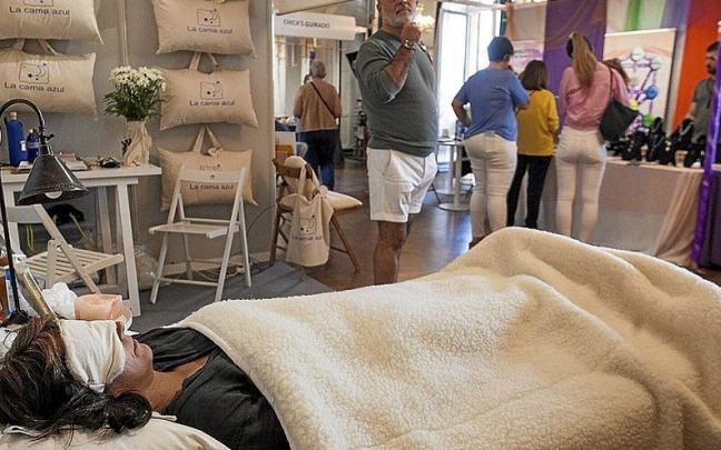 Una mujer realiza el ejercicio de la cama azul para descansar mientras se protege y libera de las ondas electromagnéticas. Una mujer realiza el ejercicio de la cama azul para descansar mientras se protege y libera de las ondas electromagnéticas.