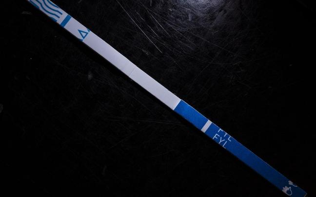 Tira para realizar un test rápido de drogas que detecta el fentanilo. Tira para realizar un test rápido de drogas que detecta el fentanilo.