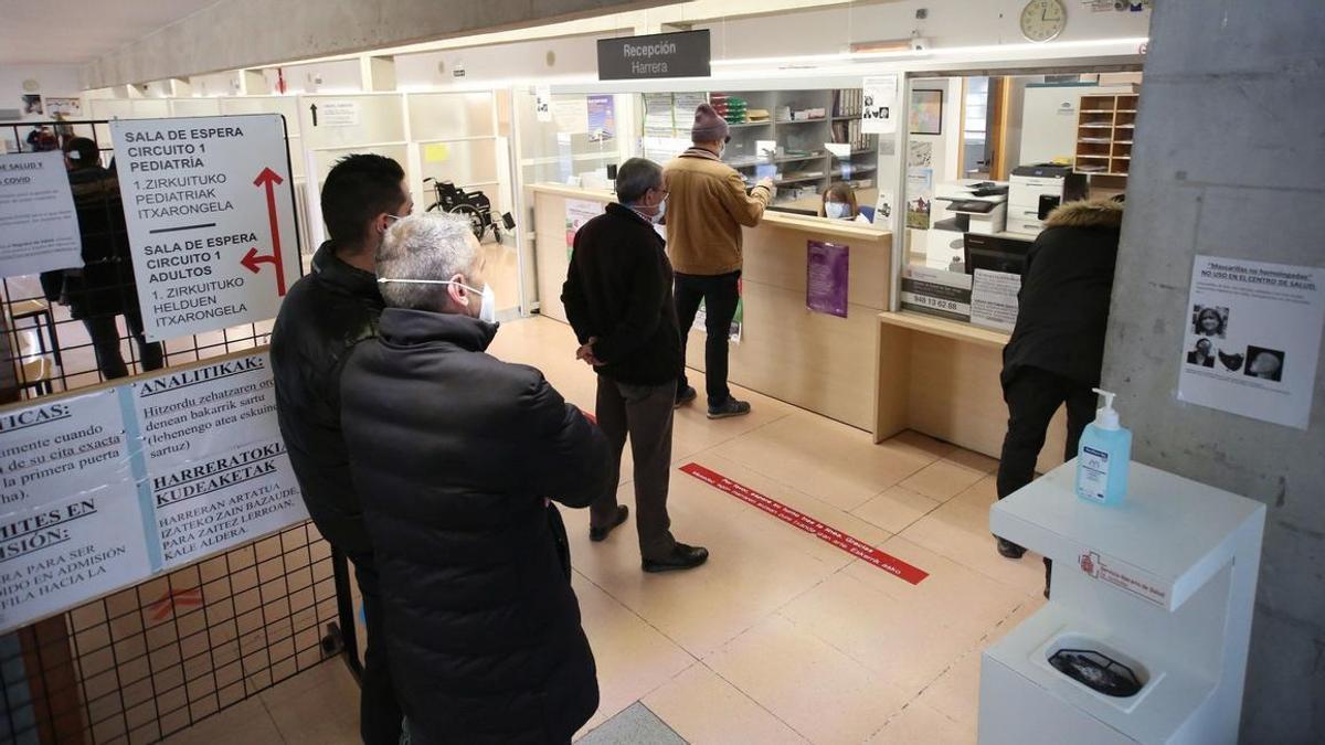 Gente haciendo cola ante la recepción del centro de salud de San Jorge.