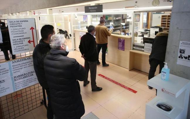 Gente haciendo cola ante la recepción del centro de salud de San Jorge. Gente haciendo cola ante la recepción del centro de salud de San Jorge.