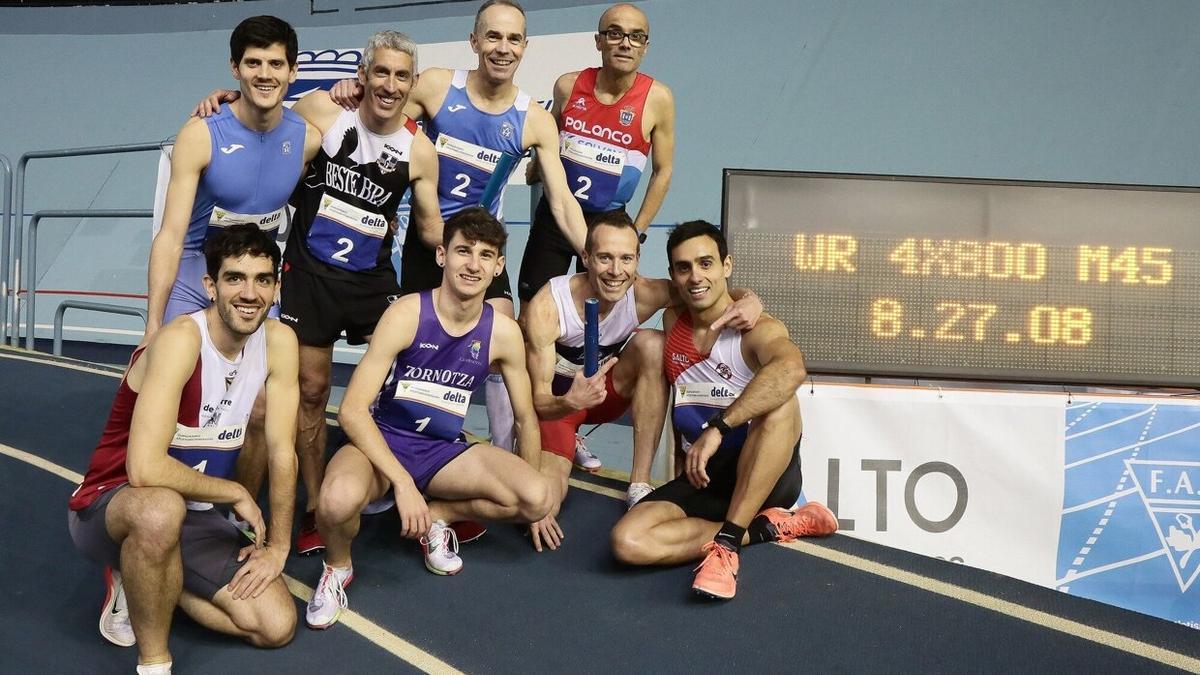 Javi Allende, junto a Sergio Román, Óscar Fernández, Rubén Barrio y sus liebres.