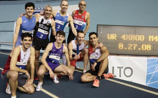 Javi Allende, junto a Sergio Román, Óscar Fernández, Rubén Barrio y sus liebres.
