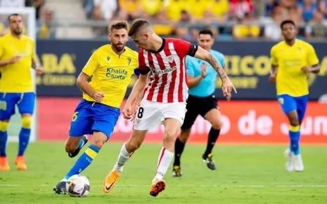 Sancet conduce el bal&oacute;n ante el C&aacute;diz