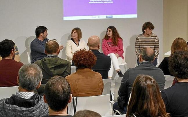 Algunos de los y las ponentes, durante el acto de Vivid en Enozentrum de Olite. | FOTO: CEDIDA Algunos de los y las ponentes, durante el acto de Vivid en Enozentrum de Olite. | FOTO: CEDIDA