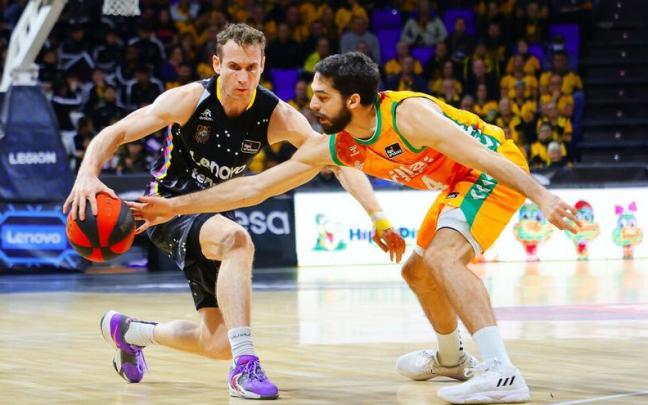 Huertas trata de eludir el marcaje de Pepe Pozas