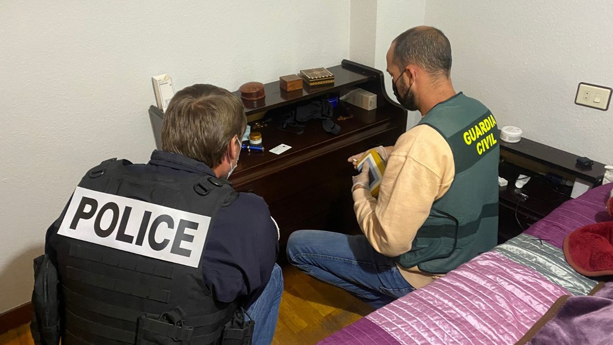 Agentes revisando material en el domicilio de Bera