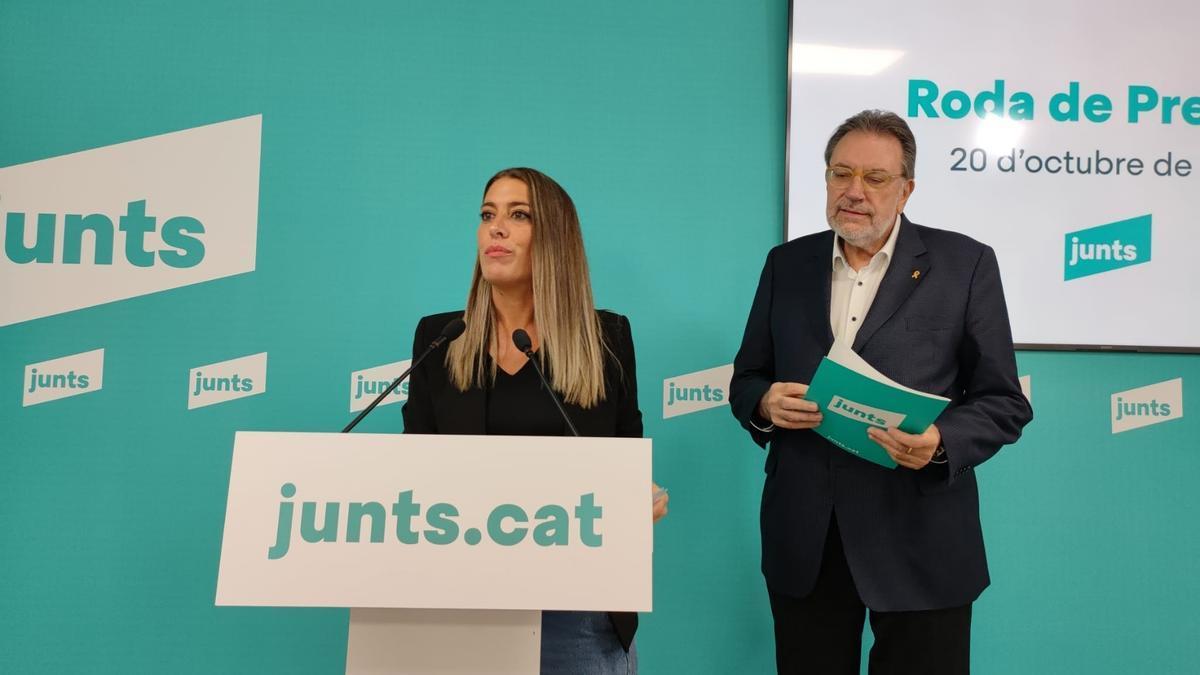 La portavoz de Junts en el Congreso, Míriam Nogueras, y el portavoz del partido en el Senado, Josep Lluís Cleries, en rueda de prensa.