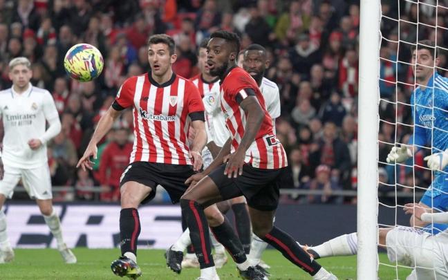 Dani Vivian e Iñaki Williams persiguen un balón con la mirada en el área del Real Madrid. Dani Vivian e Iñaki Williams persiguen un balón con la mirada en el área del Real Madrid.