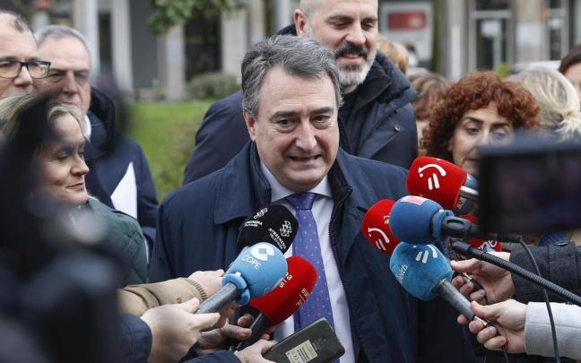 Aitor Esteban se dirige a la prensa, ayer en Barakaldo. Aitor Esteban se dirige a la prensa, ayer en Barakaldo.