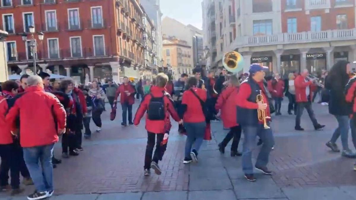 Imagen de la afición bailando en la plaza Mayor