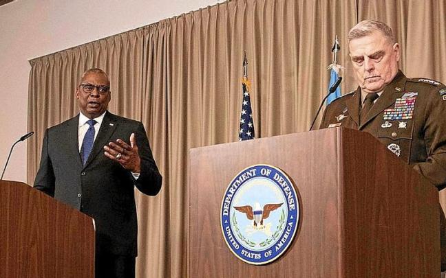 El secretario de Defensa, Lloyd Austin, junto al Jefe del Estado Mayor, Mark Milley. El secretario de Defensa, Lloyd Austin, junto al Jefe del Estado Mayor, Mark Milley.