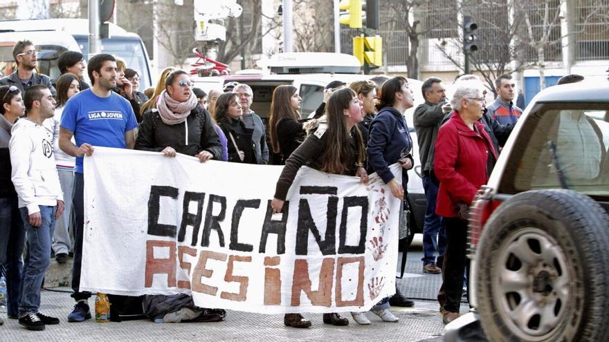 Un grupo de personas espera la salida del juicio celebrado en 2014 contra Miguel Carcaño, el asesino confeso de Marta del Castillo.
