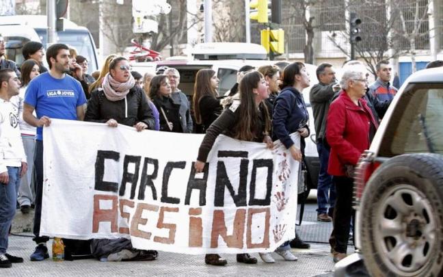 Un grupo de personas espera la salida del juicio celebrado en 2014 contra Miguel Carcaño, el asesino confeso de Marta del Castillo. Un grupo de personas espera la salida del juicio celebrado en 2014 contra Miguel Carcaño, el asesino confeso de Marta del Castillo.