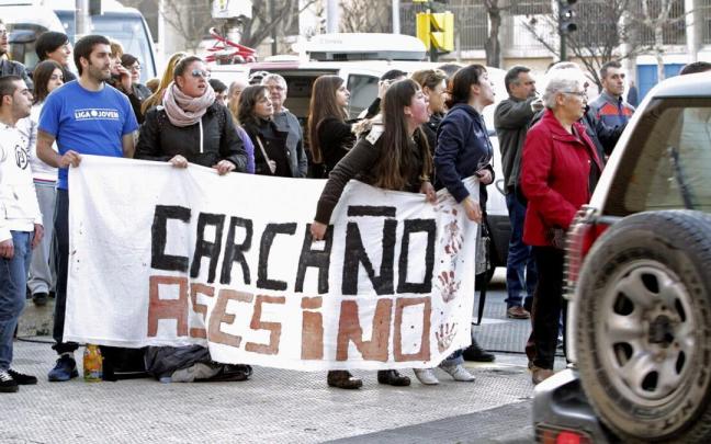 Un grupo de personas espera la salida del juicio celebrado en 2014 contra Miguel Carcaño, el asesino confeso de Marta del Castillo. Un grupo de personas espera la salida del juicio celebrado en 2014 contra Miguel Carcaño, el asesino confeso de Marta del Castillo.