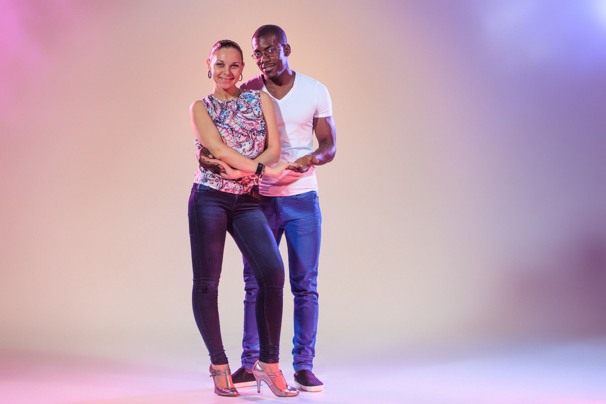 Un hombre y una mujer bailan salsa.