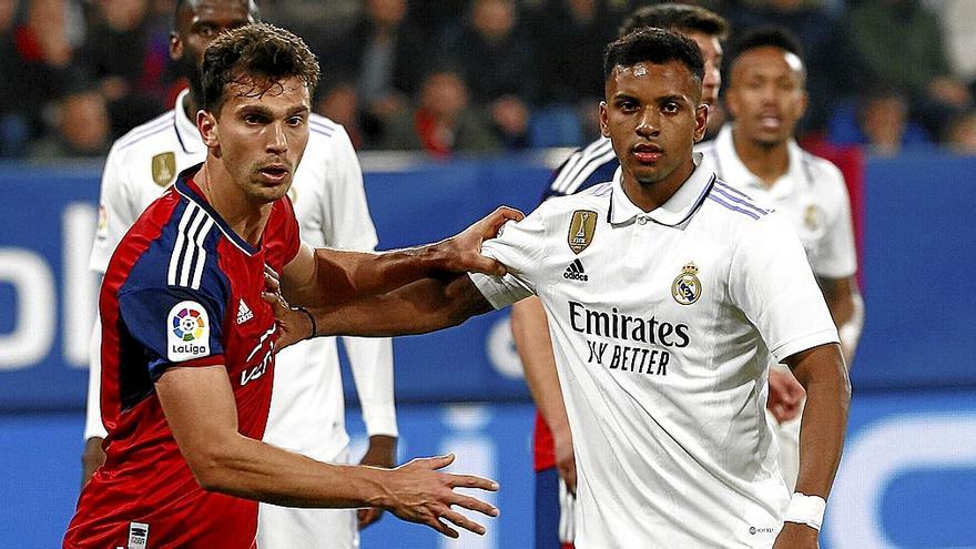 Lucas Torró y Rodrygo, en el partido de Liga del sábado en El Sadar.