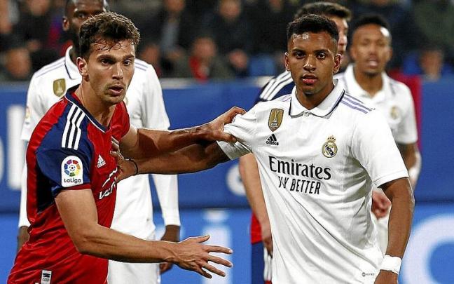 Lucas Torr&oacute; y Rodrygo, en el partido de Liga del s&aacute;bado en El Sadar.