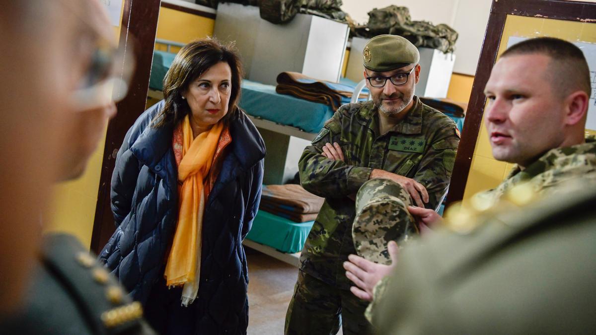 La ministra de Defensa, Margarita Robles, visita unas instalaciones militares en Toledo.