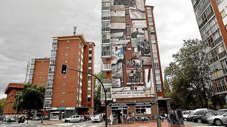 Imagen de uno de los edificios más representativos del barrio de Zaramaga, con el mural dedicado al 3 de marzo.