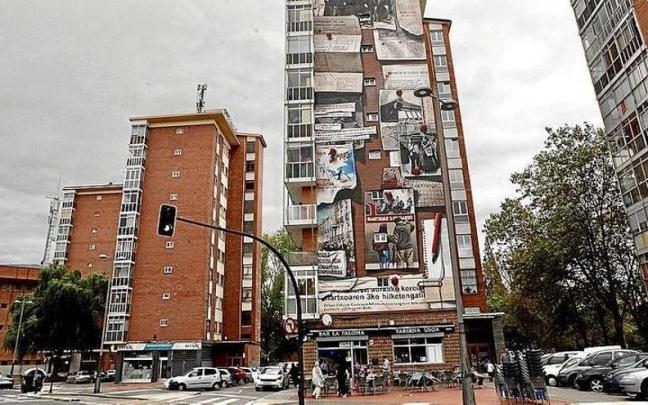 Imagen de uno de los edificios más representativos del barrio de Zaramaga, con el mural dedicado al 3 de marzo.