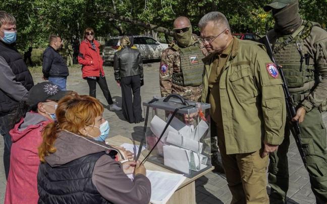 El alcalde de Mariupol habla con miembros de la comisión electoral local durante el referéndum sobre la anexión a Rusia de las regiones ucranianas. El alcalde de Mariupol habla con miembros de la comisión electoral local durante el referéndum sobre la anexión a Rusia de las regiones ucranianas.