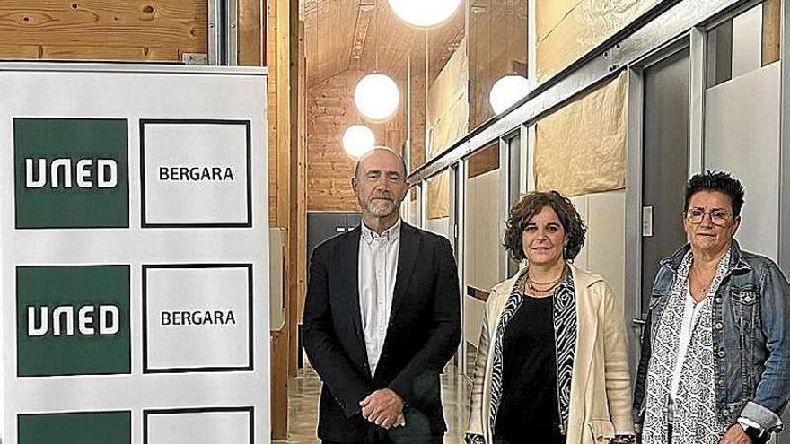 Esparza, Lete y la técnico Marije Unamuno en la presentación.