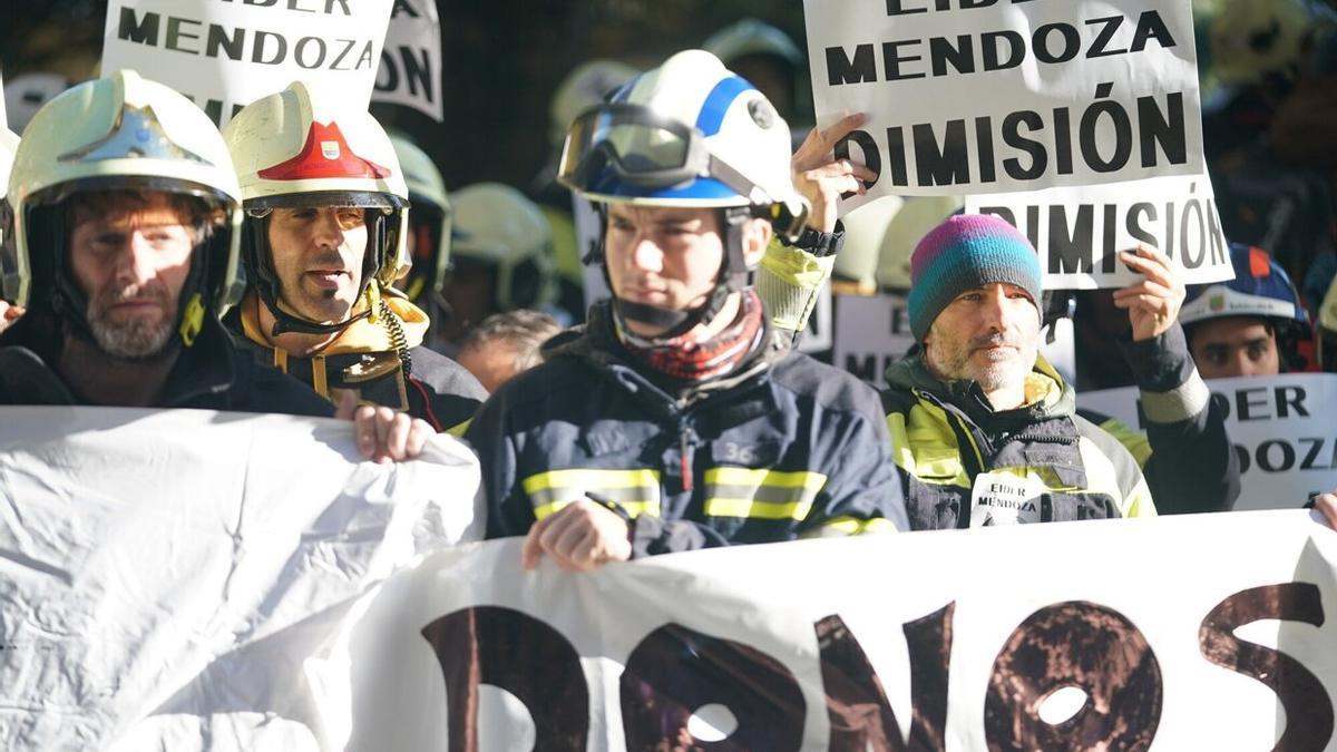 Bomberos protestan frente a la sede de la Diputación de Gipuzkoa, este viernes, por la OPE unificada