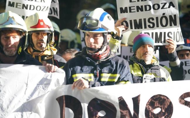 Bomberos protestan frente a la sede de la Diputación de Gipuzkoa, este viernes, por la OPE unificada
