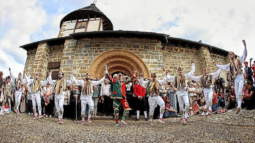 Los ocho danzantes bailan la jota a la xerora (cuidadora), con el Bobo en medio de espaldas a la ermita rodeados del pueblo y allegados.