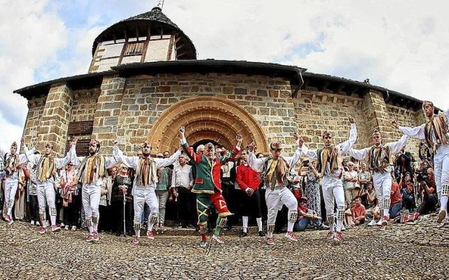 Los ocho danzantes bailan la jota a la xerora (cuidadora), con el Bobo en medio de espaldas a la ermita rodeados del pueblo y allegados. Los ocho danzantes bailan la jota a la xerora (cuidadora), con el Bobo en medio de espaldas a la ermita rodeados del pueblo y allegados.