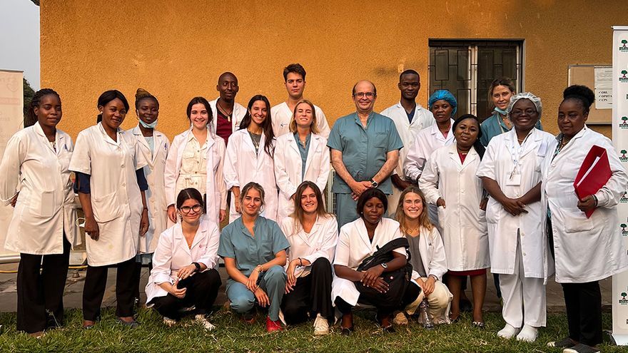 Equipo de profesionales y estudiantes participantes en el programa de cribado de cáncer de cérvix o del cuello uterino en el Hospital de Monkole (Kinshasa, República Democrática del Congo).