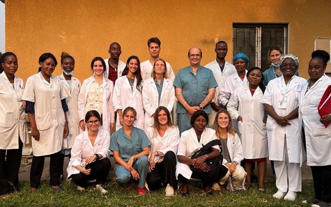 Equipo de profesionales y estudiantes participantes en el programa de cribado de cáncer de cérvix o del cuello uterino en el Hospital de Monkole (Kinshasa, República Democrática del Congo).