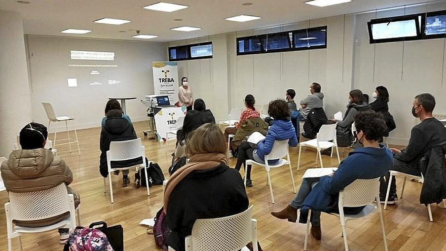 Una charla de Treba Gurasoak en Lazkao. | FOTO: AYUNTAMIENTO DE LAZKAO