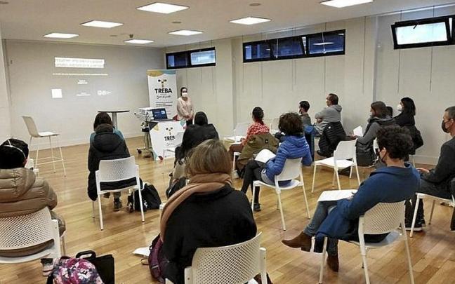 Una charla de Treba Gurasoak en Lazkao. | FOTO: AYUNTAMIENTO DE LAZKAO Una charla de Treba Gurasoak en Lazkao. | FOTO: AYUNTAMIENTO DE LAZKAO