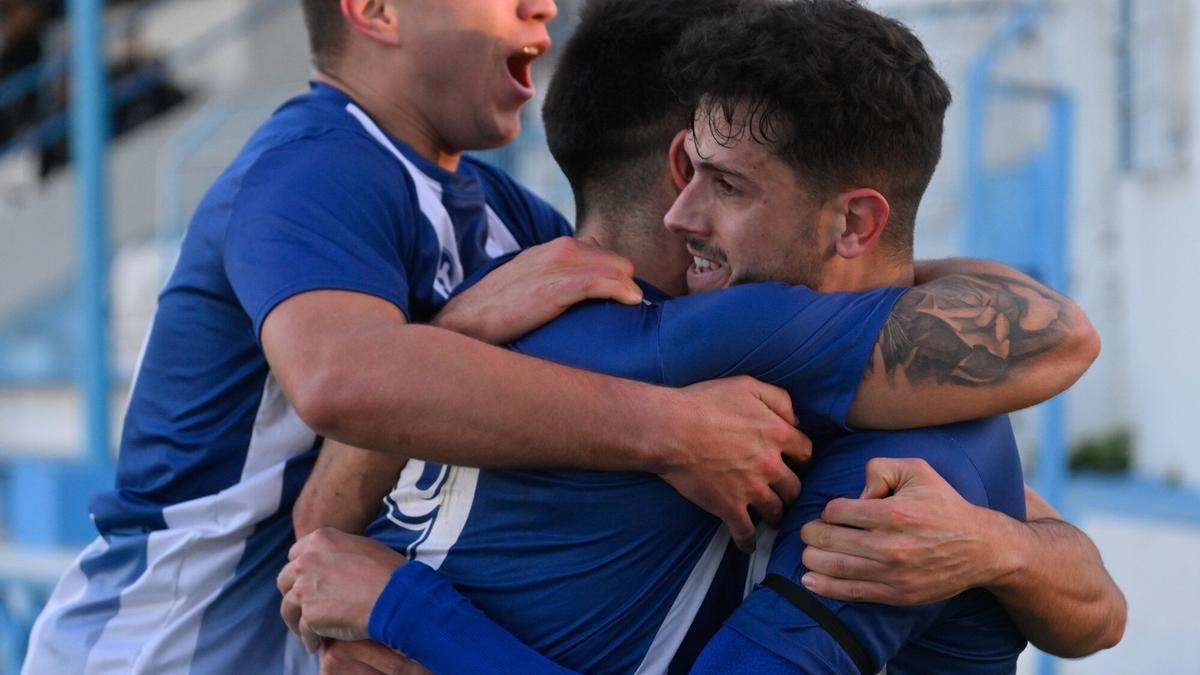 Los jugadores del Erandio celebran uno de los goles.