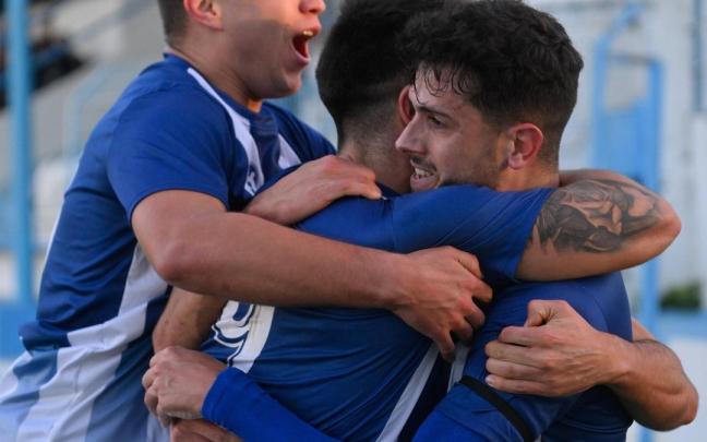 Los jugadores del Erandio celebran uno de los goles.