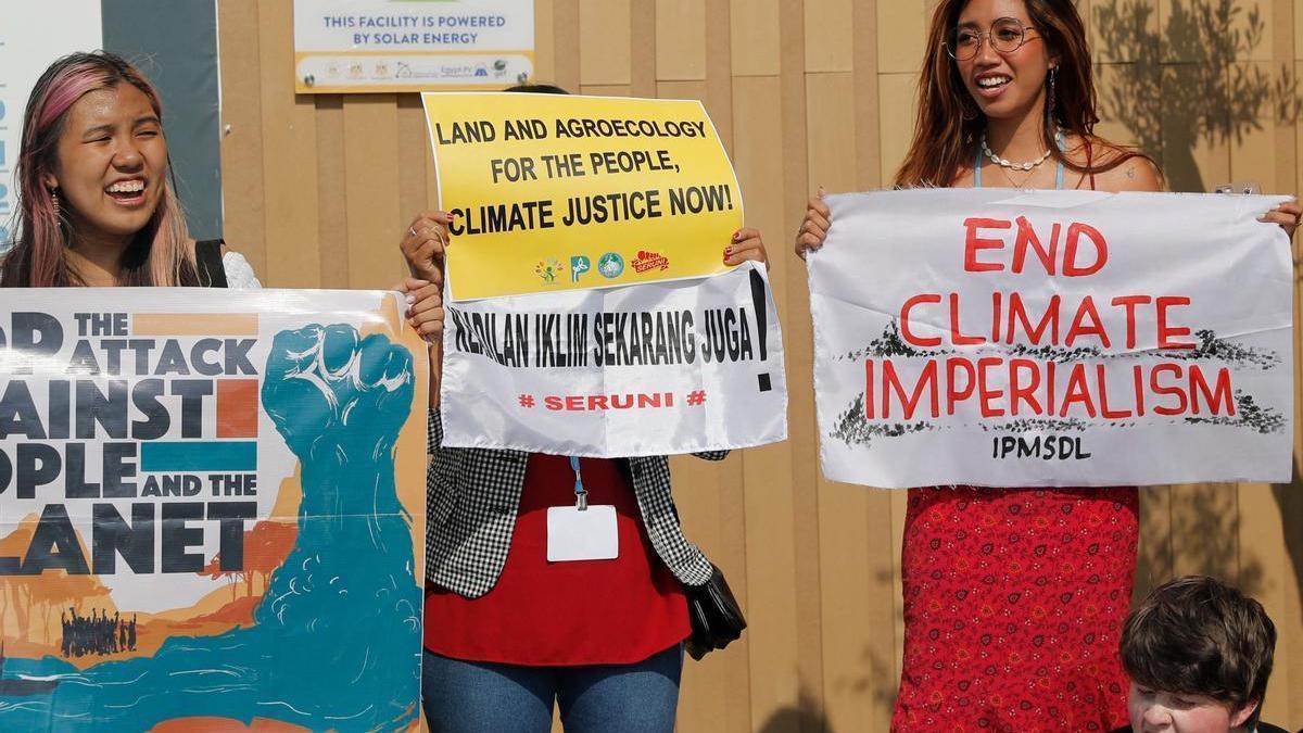 Activistas ecologistas protestan durante la COP27 que se celebra en Egipto.