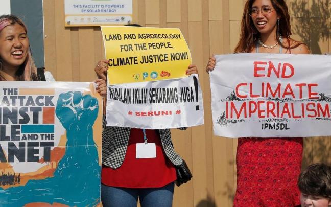 Activistas ecologistas protestan durante la COP27 que se celebra en Egipto.