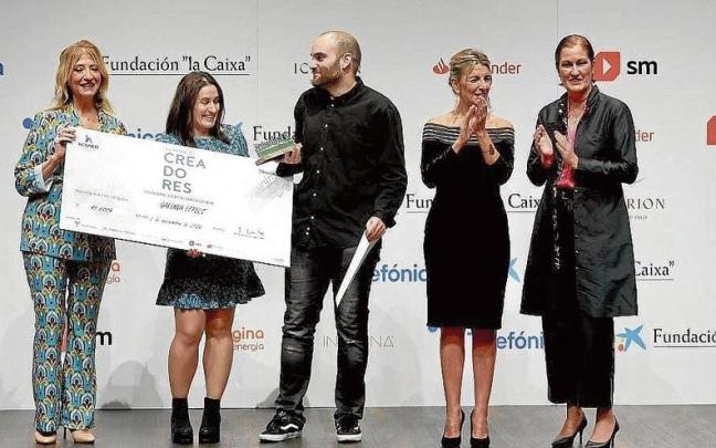 La bi&oacute;loga Arima Rodr&iacute;guez y el f&iacute;sico y monologuista Rub&eacute;n Sierra, recogiendo el galard&oacute;n.