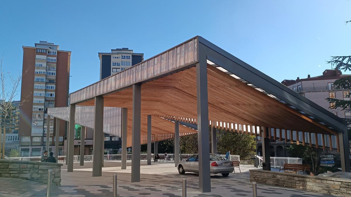 La plaza de Kabiezes ya goza de la cubierta que techa parte de esta céntrica zona del barrio.