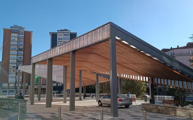 La plaza de Kabiezes ya goza de la cubierta que techa parte de esta céntrica zona del barrio.