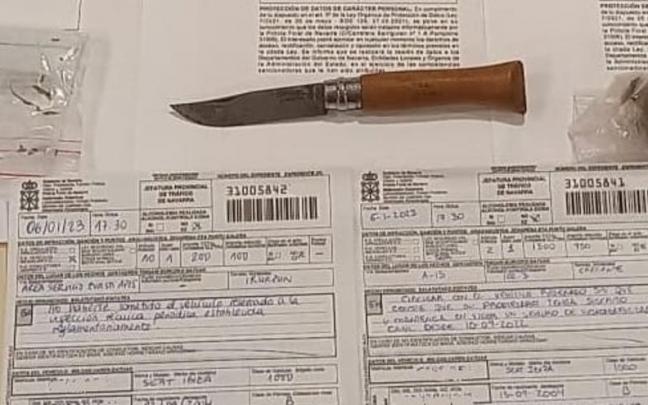 Navaja y bolsitas de drogas incautadas al conductor.