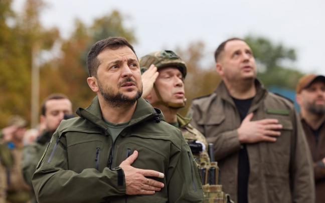 Zelenski asiste al izado de la bandera ucraniana en Izium. Zelenski asiste al izado de la bandera ucraniana en Izium.